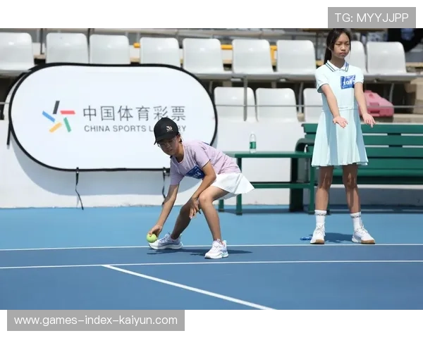 网球比赛球童被球砸倒!选手跑去查看